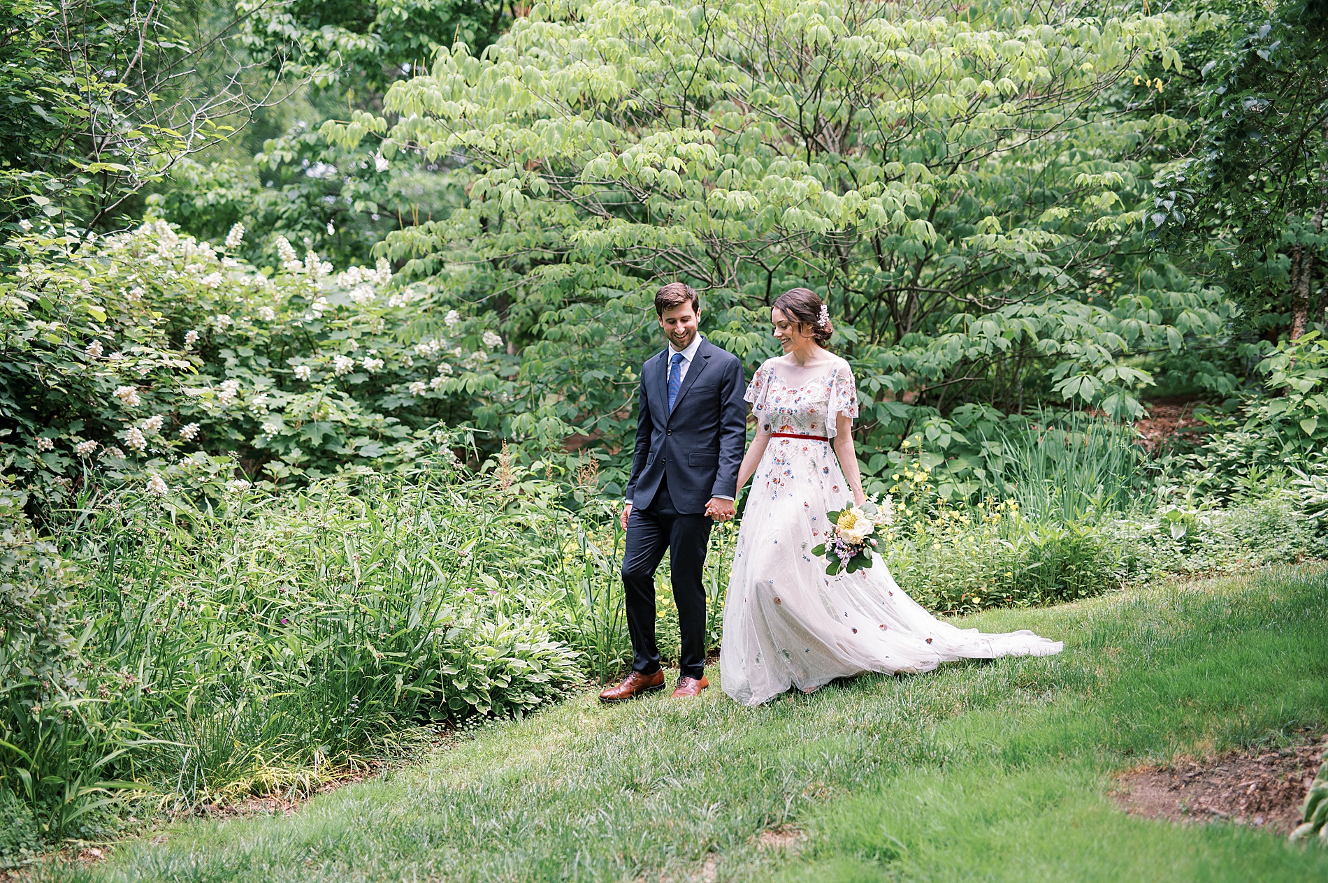 couple explore the grounds at Cheekwood Estate & Gardens
